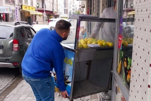 Efeler’de kaldırımlar işgalden arındırılıyor
