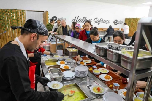 Efeler’deki Kent Lokantası’na vatandaşlardan yoğun ilgi
