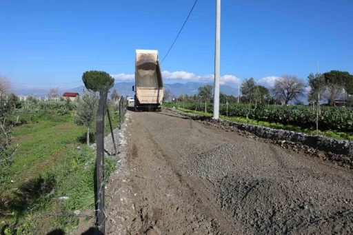 Efeler’in yolları güvenli hale getiriliyor
