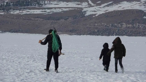 Balıkçılar ‘Eskimo Usulü’ Balık Avlıyor