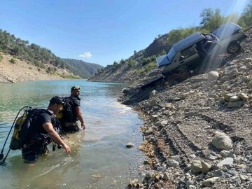 El freni çekilmeyen park halindeki otomobil baraj gölüne düştü
