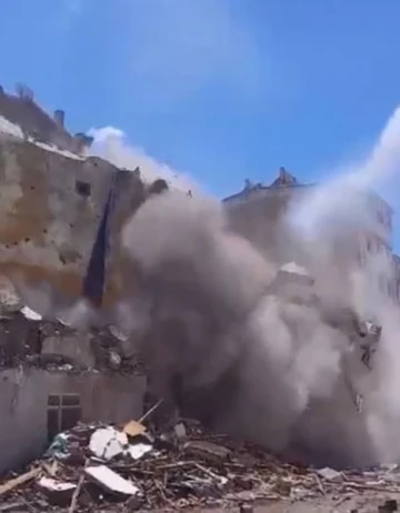 Elazığ’da ağır hasarlı binaların yıkımı sürüyor
