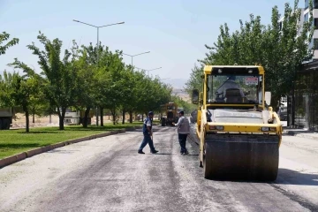 Elazığ’da asfalt bakım ve onarım çalışması yapıyor
