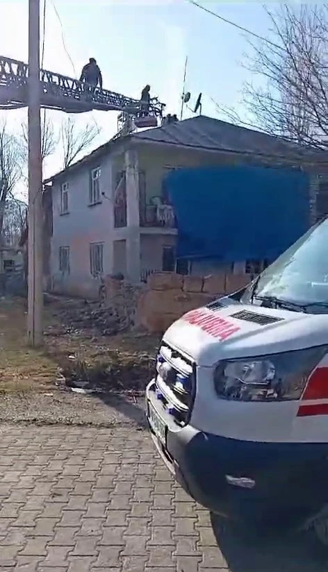 Elazığ’da baca yangınına müdahale eden itfaiye eri çatıdan düştü
