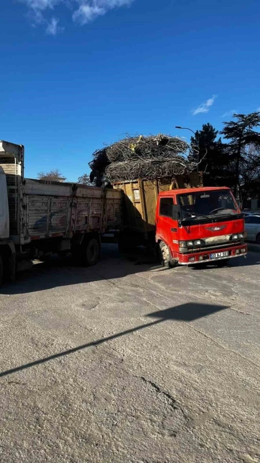 Elazığ’da demir yüklü kamyonun tehlikeli yolculuğu kameraya yansıdı
