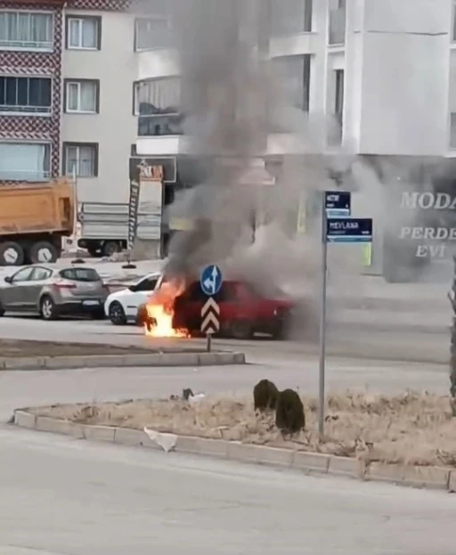 Elazığ’da Fiat Tofaş araç alev alev yandı
