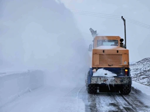 Elazığ’da kapalı  30 köy yolunun açılması için çalışmalar sürüyor
