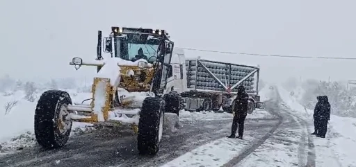 Elazığ’da kar yağışında yolda kalan tırlar, ekipler tarafından kurtarıldı
