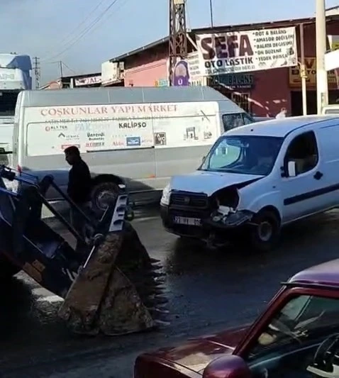 Elazığ’da kepçe ile hafif ticari araç çarpıştı
