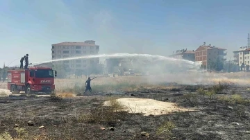 Elazığ’da mahalle arasında çıkan ot yangını söndürüldü
