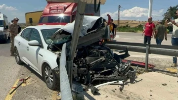 Elazığ’da otomobil bariyerlere saplandı: 4 yaralı
