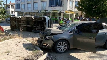 Elazığ’da otomobille çarpışan minibüs yan yattı: 2 yaralı
