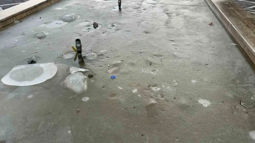 Elazığ’da soğuk hava ve don etkili oldu, süs havuzları buz tuttu
