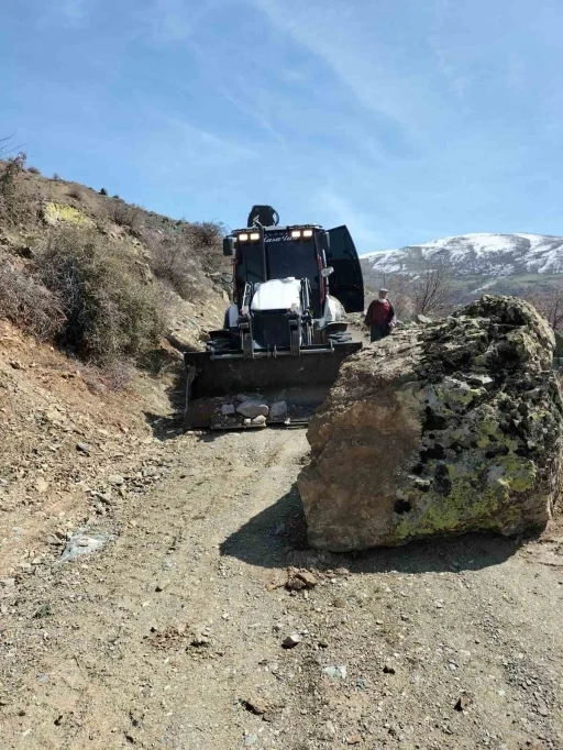 Elazığ’da yola düşen kaya parçaları kaldırıldı
