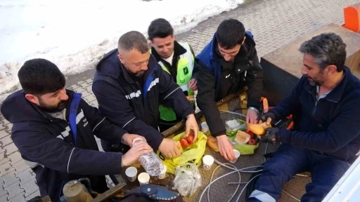 Elektrik arıza ekipleri iftarını arazide yaptı
