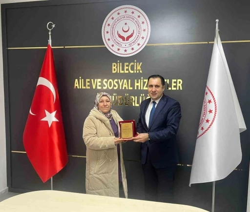 Emekliliğe ayrılan personellere plaketleri verildi
