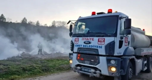 Emet’te çıkan yangında 3 römork saman balyası zarar gördü
