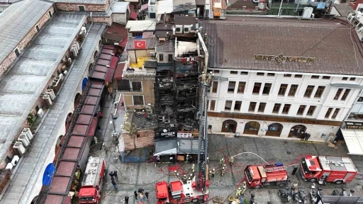 Eminönü’nde çıkan yangında kullanılamaz hale gelen restoran havadan görüntülendi
