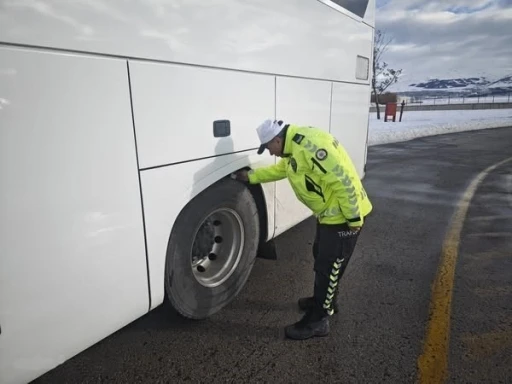 Emniyetten kemer ve kış lastiğine sıkı denetim
