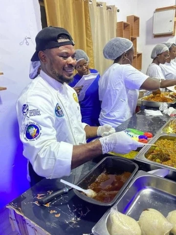 En uzun yemek yapma rekorunu kırdığını iddia eden Ganalı şef, Guinness Rekorlar Kitabı tarafından yalanlandı
