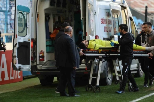 Ensesine darbe alan kaleci Vedat ambulansla hastaneye kaldırıldı
