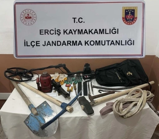 Erciş’te kaçak kazı yapan 4 kişi suçüstü yakalandı
