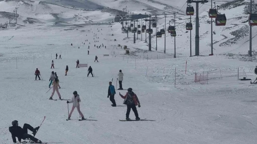 Erciyes’e kar yağdı, sezon uzadı
