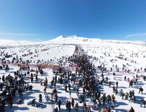 Erciyes’te hafta sonu yoğunluğu, binlerce turist pistlerde
