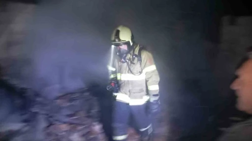 Erdek’te gece saatlerinde dam yangını paniğe neden oldu
