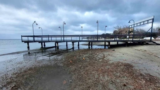 Erdek ve Kapıdağ Yarımadası’nda deniz çekildi
