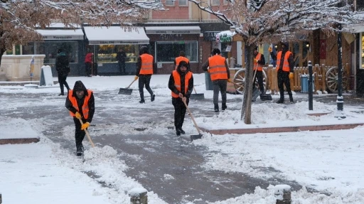 Erzincan’da belediye ekipleri kar küreme çalışması yaptı
