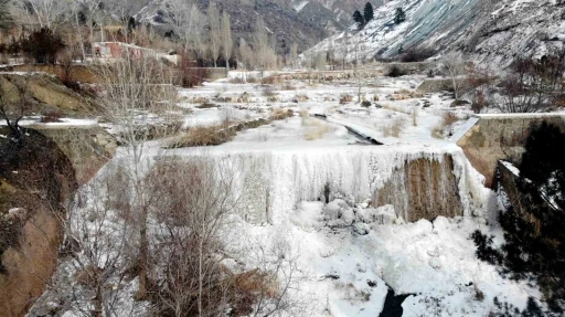 Erzincan’da dereler buz tuttu
