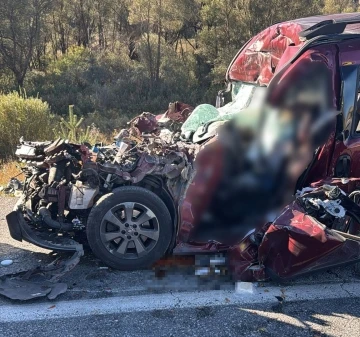 Erzincan’da Fiat marka otomobil tıra çarptı: 3 ölü, 2 ağır yaralı
