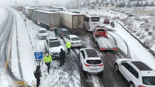 Erzincan’da Sakaltutan ve Ahmediye geçitlerinde kar ulaşıma engel oldu
