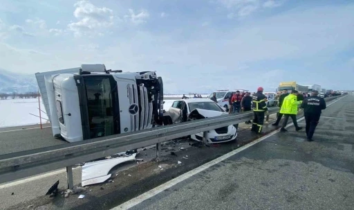 Erzincan’da tır ile otomobil çarpıştı: 3 yaralı
