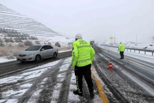 Erzincan’da trafik polisleri 7/24 vatandaşların yardımına koşuyor
