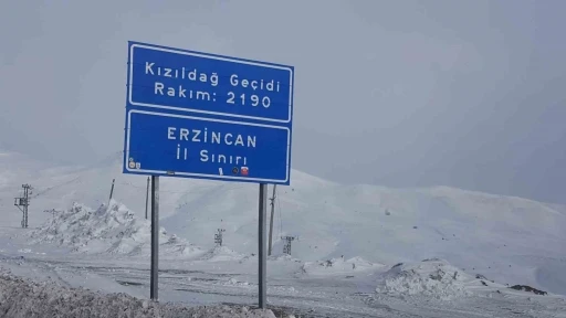 Erzincan’ın yüksek kesimlerinde kar ve sis etkili oluyor
