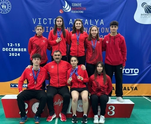 Erzincanlı genç badmintonculardan madalya yağmuru
