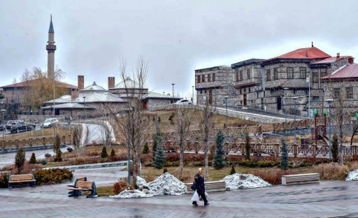 Erzurum’da bir yılda 4 bin 550 çift evlendi, 825 çift yollarını ayırdı
