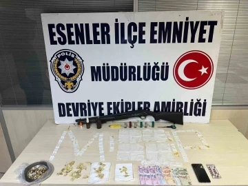 Esenler’de uyuşturucu operasyonu: 12 ayrı suçtan aranan firari yakalandı
