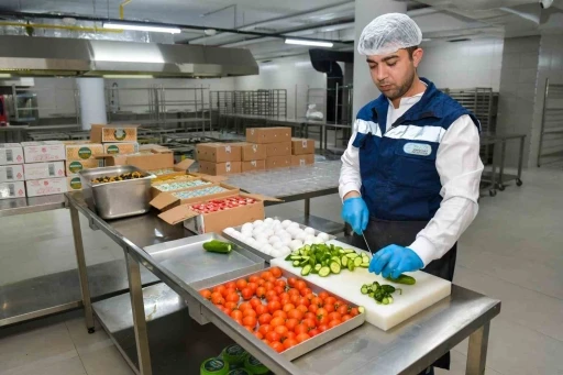 Esenyurt Belediyesi onları yalnız bırakmıyor: Yaşlı ve engellilerin evinde her gün ‘Gönül Sofraları’ kuruluyor
