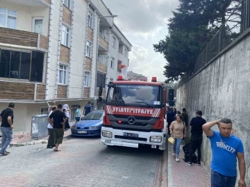 Esenyurt’ta ev yangını, itfaiye eri çocuğu böyle kurtardı
