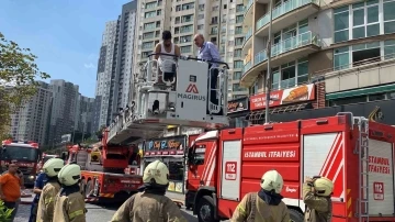 Esenyurt’ta yangında can pazarı: Camlarda kurtarılmayı beklediler
