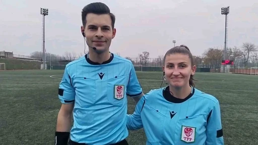 Eşiyle birlikte futbol maçı yönetti