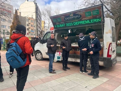 Eskişehir’de depremde hayatını kaybeden vatandaşlar için farklı yerlerde lokma dağıtıldı
