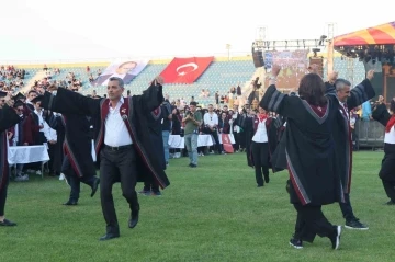 ESTÜ öğretim üyelerinin zeybek oyunu büyük beğeni topladı
