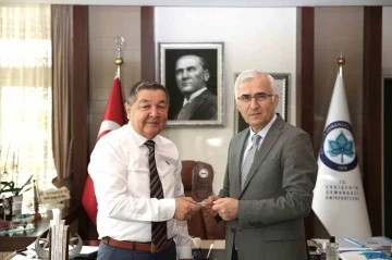 ESVAK’tan ESOGÜ Rektörü Prof. Dr. Kamil Çolak’a plaket takdimi
