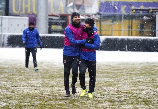 Eyüpspor, Beşiktaş maçı hazırlıklarına kar yağışı altında devam etti
