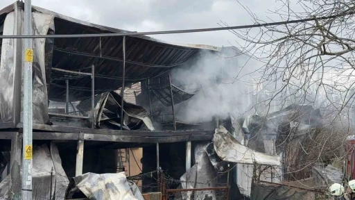 Eyüpsultan’da inşaat işçilerinin konakladığı konteynırlar alev alev yandı
