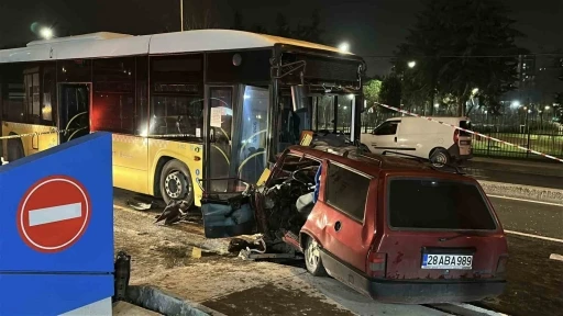 Eyüpsultan’da Tofaş otomobil İETT otobüsü ile kafa kafa çarpıştı: 2 ağır yaralı
